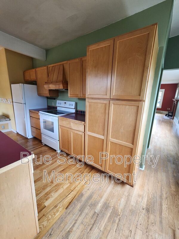Photo - 137 W 13th St