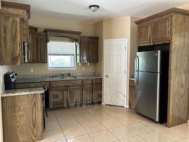 Building Photo - 2708 Primrose Ave Unit 2