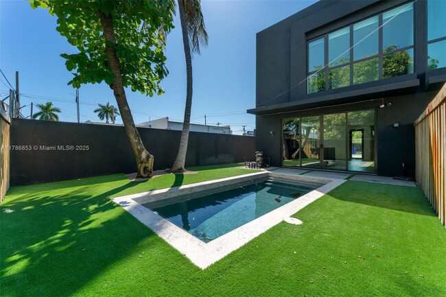 Photo - 227 NW 39th St Townhome