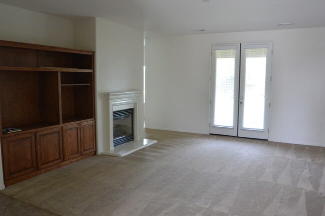 Photo - Nice 2 Bedroom home with an office in South East Visalia off of Caldwell and Pinkham
