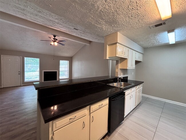 Photo - 203 Woodvale St