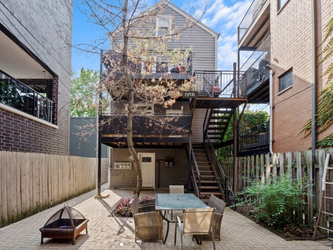 Building Photo - 1337 W Walton St Unit 1R Rental
