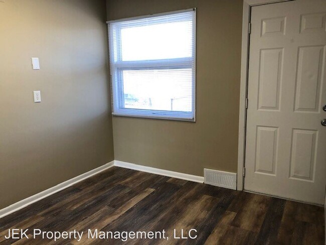 Photo - 910 W Badger Rd