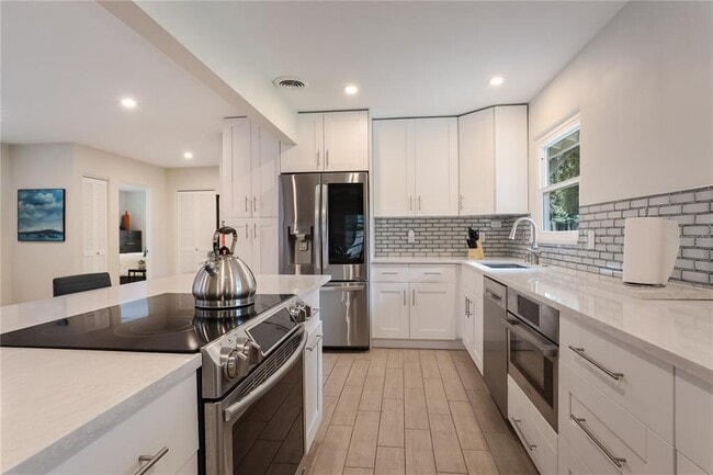 Photo - 2266 Clematis St