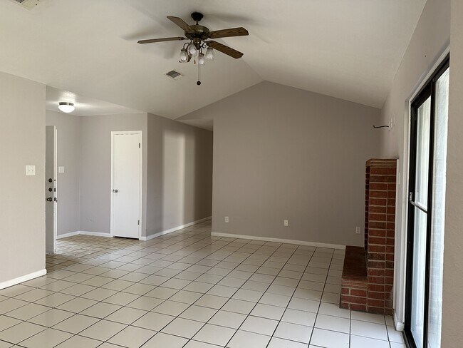 Photo - 409 Suzie St