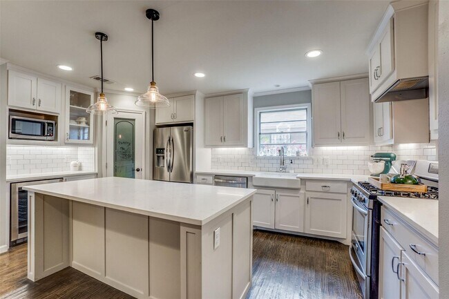 Photo - 6711 Kingsbury Dr
