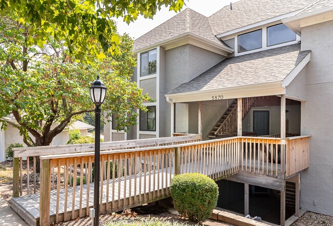Building Photo - Shawnee Condo all redone close to Shops an...
