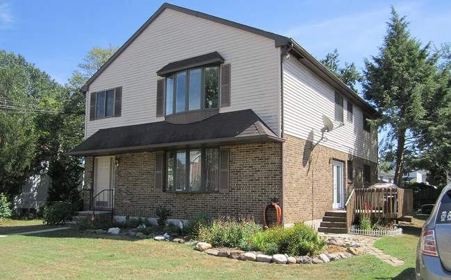 Building Photo - 218 Pontiac St Unit 2