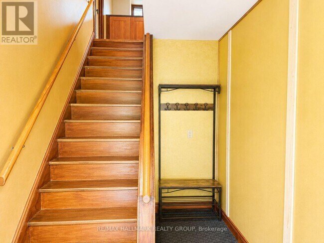 Photo - 3565 Albion Rd S