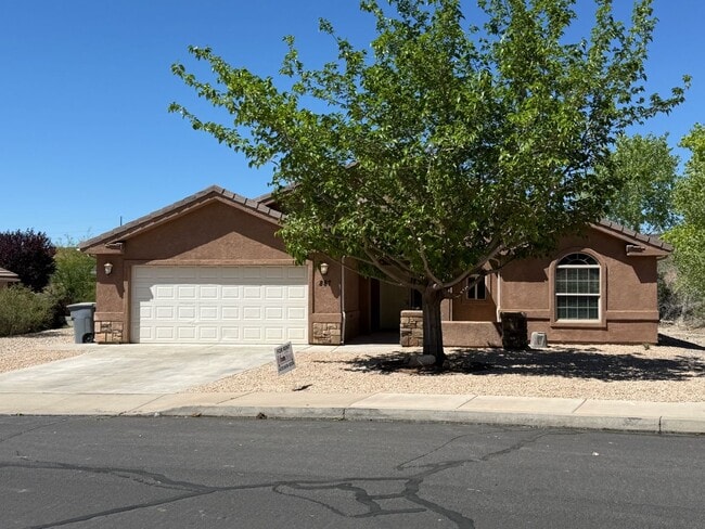 Building Photo - Charming 3 Bed 2 Bath + DEN/OFFICE Area!