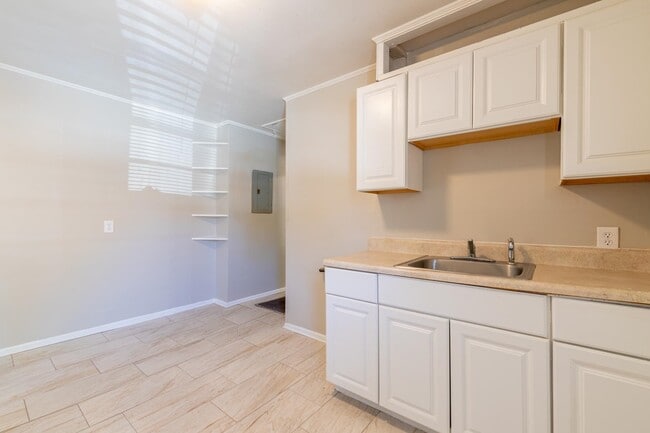 Photo - 1677 Echles St