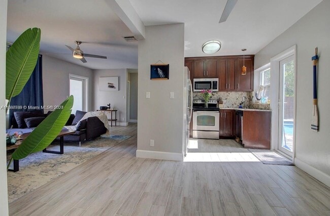 Photo - 320 SW 11th Ct