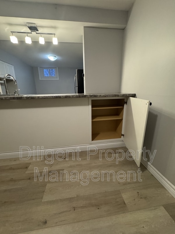 Photo - 736 Stormont St