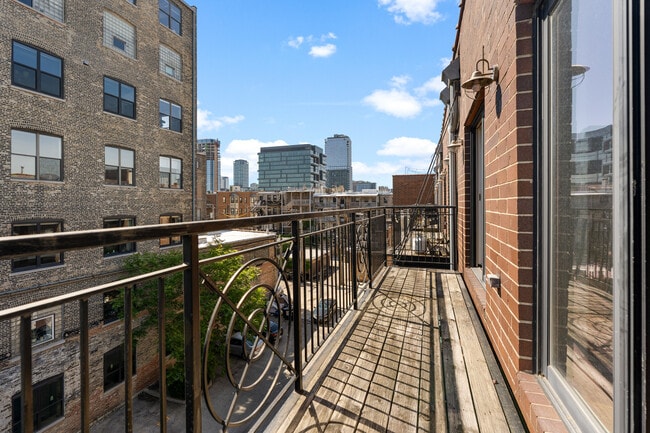 Building Photo - 529 N Racine Ave Unit 3