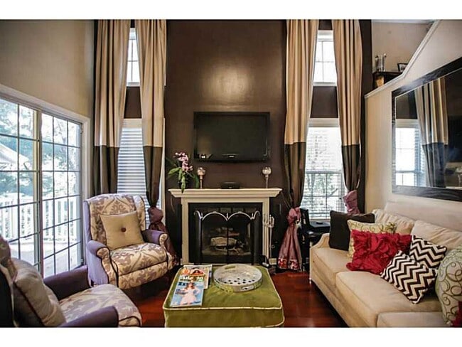 Techo de 15 pies de altura con sala de estar de concepto abierto ( - 2022 River Heights Walk SE Unidad Roommate Plan