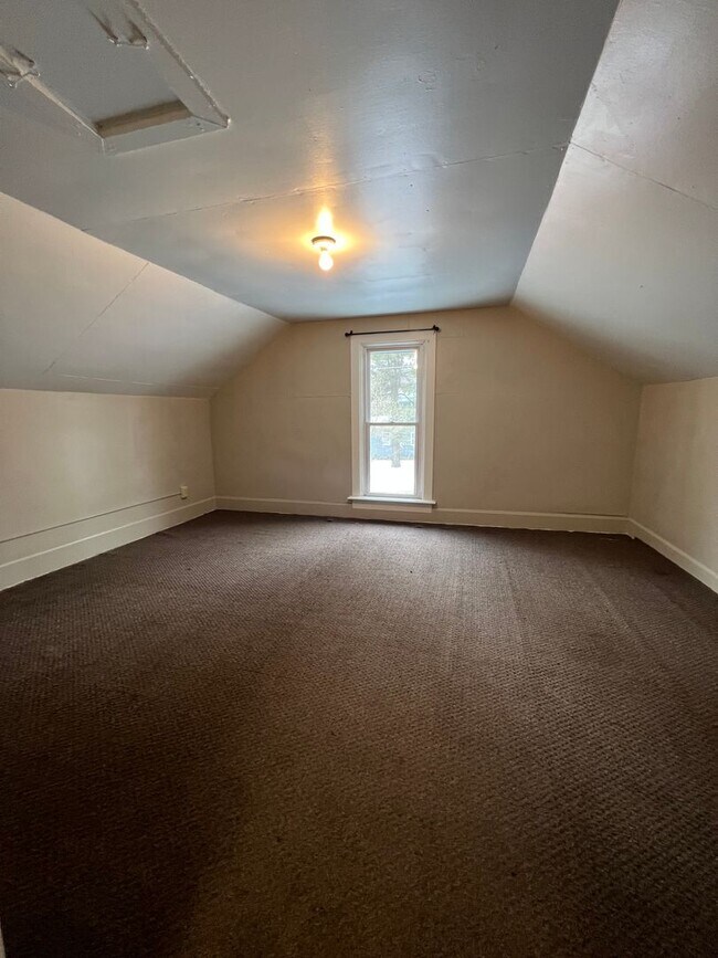 Building Photo - THR -03- Galesville Unit Upper Rental