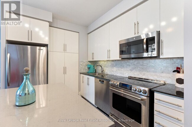 Photo - 330 Burnhamthorpe Rd W Unit 2604