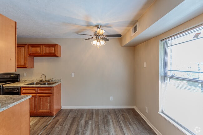 2BR, 1BA - 900SF