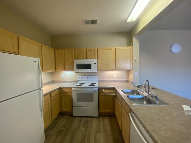 Building Photo - 4 Bedroom, 4 Bathrooms at The Edge at Reno Unit 323