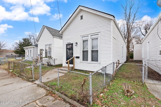 Photo - 2222 Duncan St