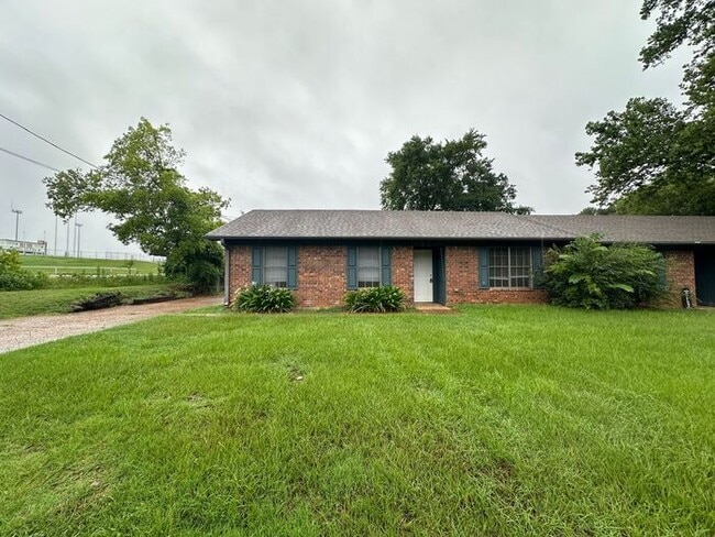 Building Photo - Available Now! 3 bedroom 2 bathroom duplex... Rental