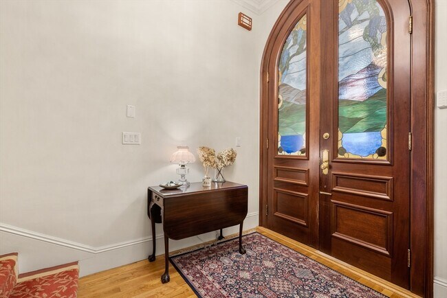 Building Photo - 194 Beacon St Unit 1 Rental