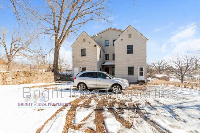 Photo - 863 Clark St N