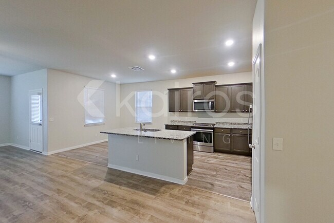 Photo - 916 NW 4th St