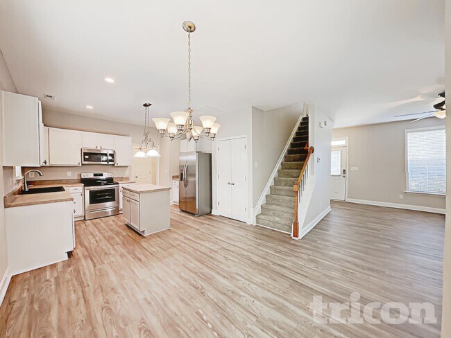 Photo - 553 McCarthy Dr