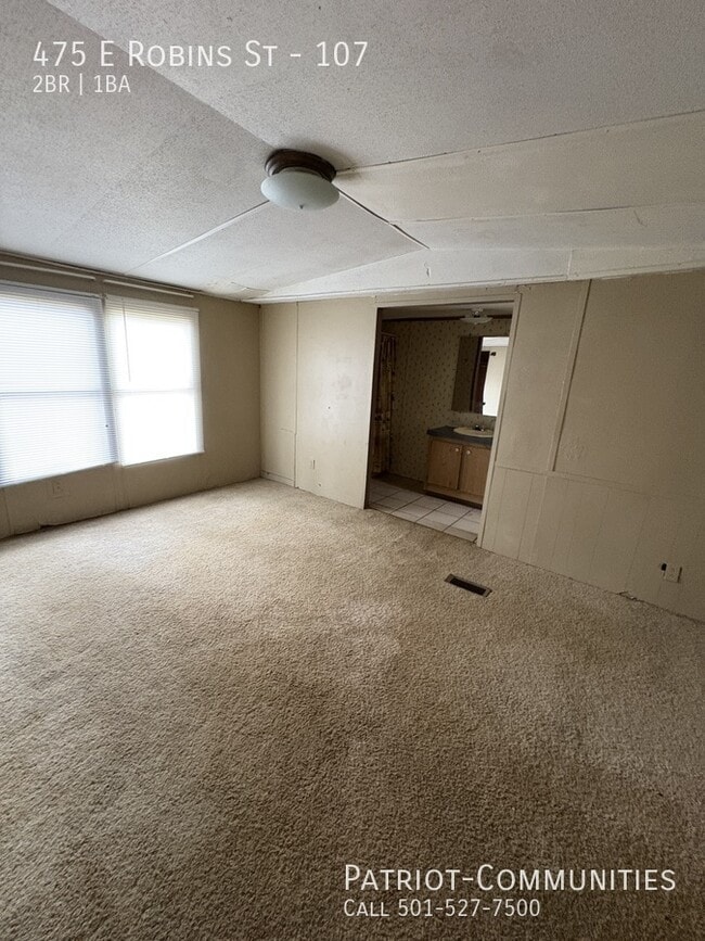 Photo - 475 E Robins St