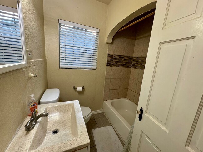 Photo - 210 Haggin St