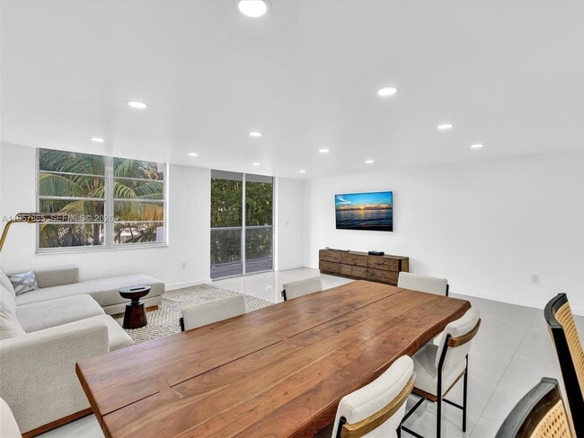 Photo - 10000 W Bay Harbor Dr Unidad 201