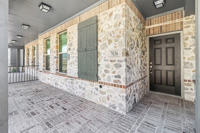 Photo - 7836 Manilla Dr