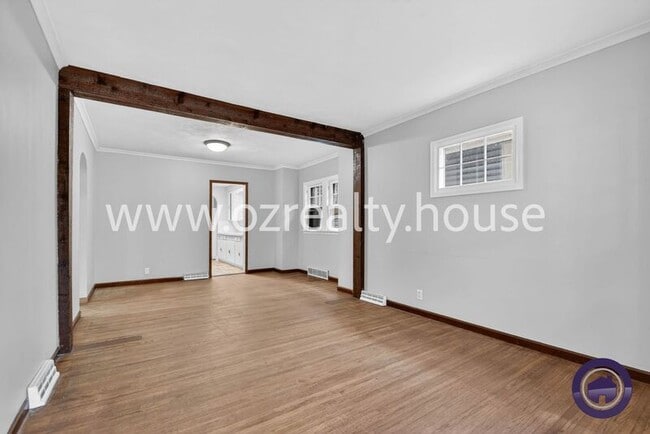 Photo - 2032 Barrows St