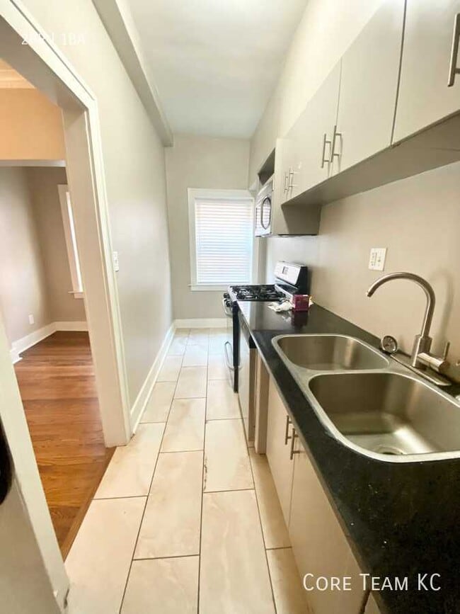 Photo - 710 W 48th St Unidad 302