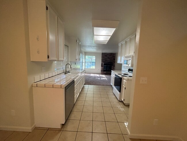 Photo - Spacious Halfplex