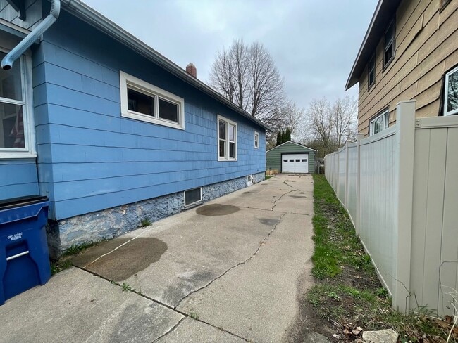 Photo - 827 Single Ave