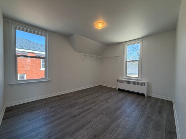 Photo - Upper-Level 2-Bedrooms On Weber St: SO MUCH SUNLIGHT! Unité 10