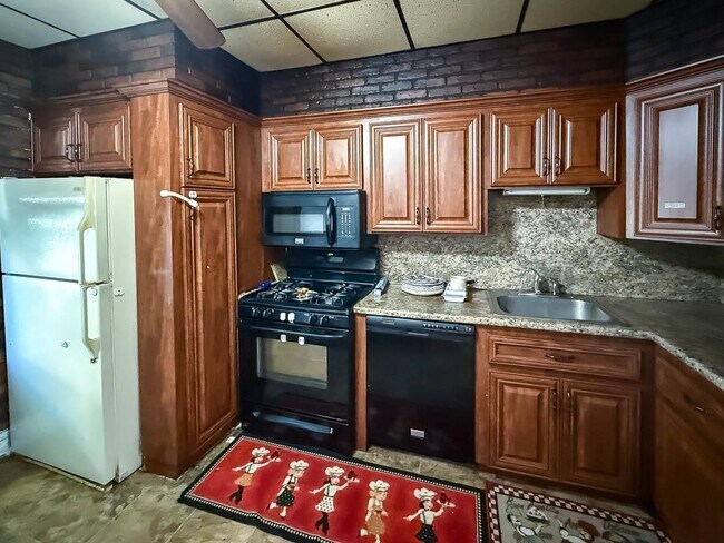 Photo - 196 MANHATTAN Ave Unidad 2nd Floor