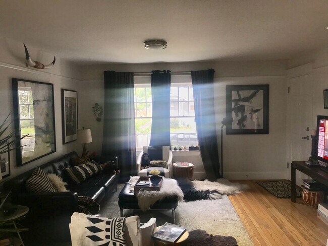 Living area 2 - 215 E Bellefonte Ave Unidad 1