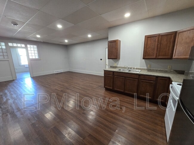 Photo - 107 1st St E