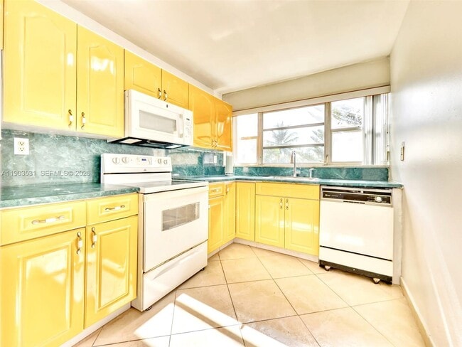 Building Photo - 942 NE 199th St Unit 302