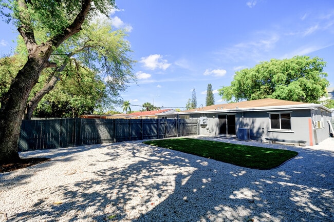 Private Yard - 1558 NE 135th St Unit #2