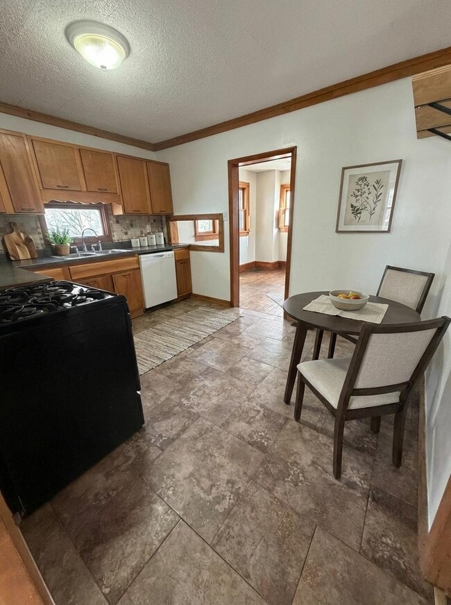 Photo - 26 Pelton Ave