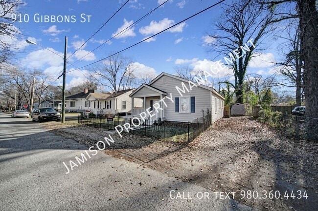 Photo - 910 Gibbons St