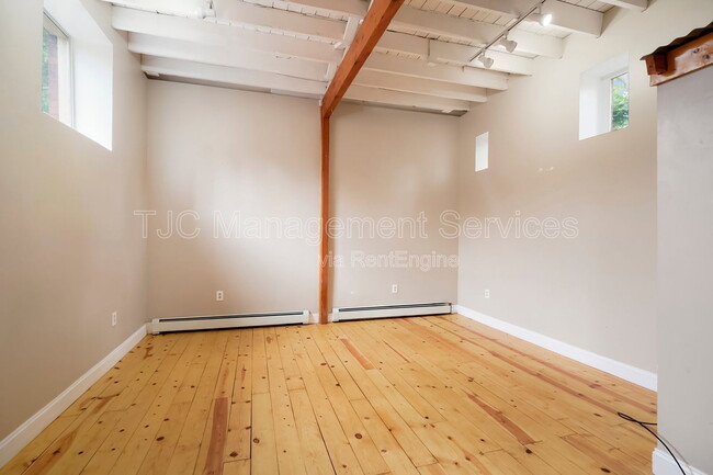 Photo - 1565 N Race St