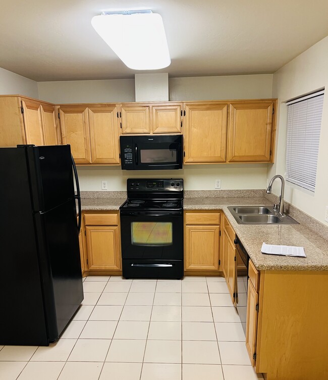 Kitchen - 600 Hosking Ave Unit 61