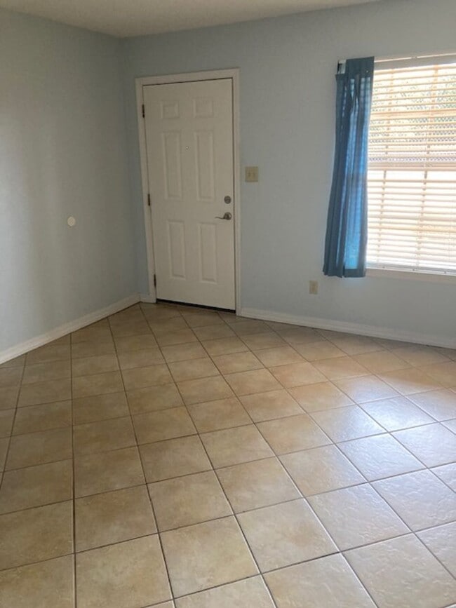 Photo - Spacious 1 Bedroom Unit Penthouse Gardens- 1550 East 2nd Street