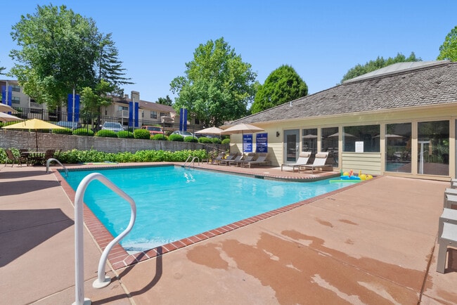 Lago Vista Apartments