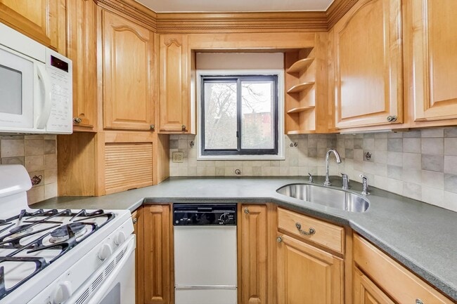 Photo - 7611 Maple Ave